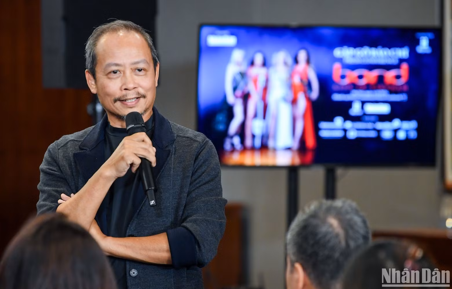 El director Pham Hoang Nam brinda información del programa con la prensa.