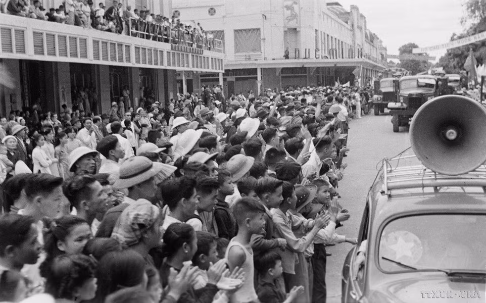Decenas de miles de hanoienses acuden a las calles para dar la bienvenida a la tropa revolucionaria el 10 de octubre de 1954.