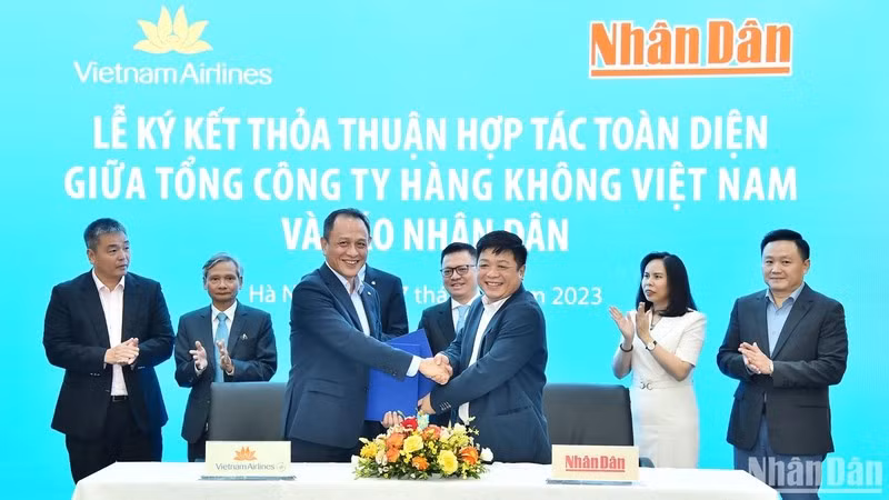 El subjefe de redacción de Nhan Dan Que Dinh Nguyen y el vicesecretario del Comité del Partido, miembro de la Junta Directiva y director general de Vietnam Airlines, Le Hong Ha, tras la firma del acuerdo de cooperación entre las dos entidades.
