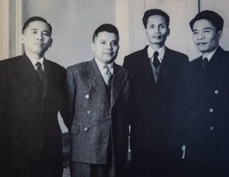 Delegación de la República Democrática de Vietnam en la Conferencia de Ginebra (de izquierda a derecha): Tran Cong Tuong, viceministro de Justicia; Phan Anh, ministro de Industria y Comercio; Pham Van Dong, viceprimer ministro y ministro interino de Relaciones Exteriores, y Ta Quang Buu, viceministro de Defensa. Delegación de la República Democrática de Vietnam en la Conferencia de Ginebra (de izquierda a derecha): Tran Cong Tuong, viceministro de Justicia; Phan Anh, ministro de Industria y Comercio; Pham Van Dong, viceprimer ministro y ministro interino de Relaciones Exteriores, y Ta Quang Buu, viceministro de Defensa.
