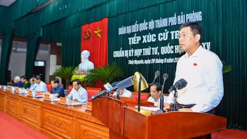 El parlamentario Vu Thanh Chuong, presenta un informe en el evento.