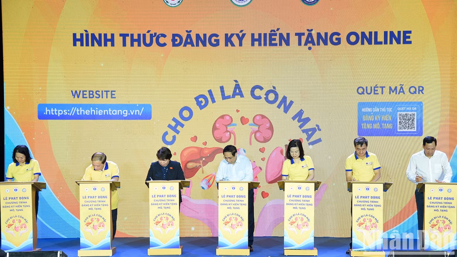 El primer ministro Pham Minh Chinh y los delegados se registran para donar tejidos y órganos. El primer ministro Pham Minh Chinh y los delegados se registran para donar tejidos y órganos.