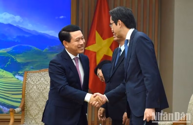 Saleumxay Kommasith y representantes de ministerios y agencias del Gobierno de Vietnam.