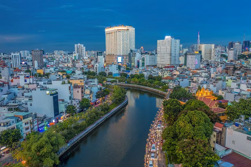 Ciudad Ho Chi Minh está experimentando una transformación notable con sus canales cada vez más limpios y verdes, evidenciando la modernidad y la civilización de la urbe.