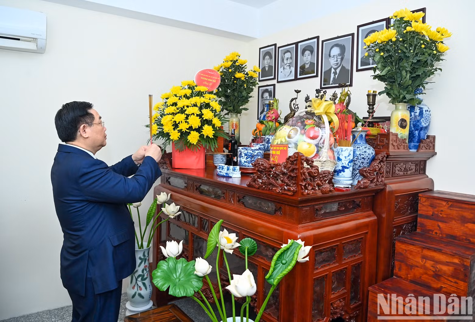 Dinh Hue ofrece incienso en homenaje al ex presidente de la Asamblea Nacional, Le Quang Dao.