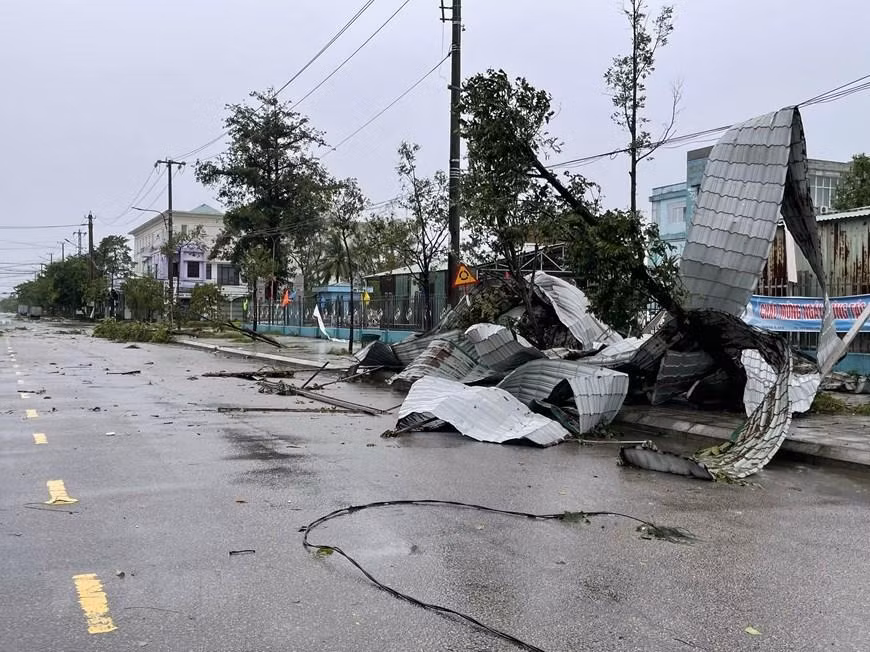 La tormenta Noru causa algunos daños en la ciudad de Tam Ky. (Foto: VNA)