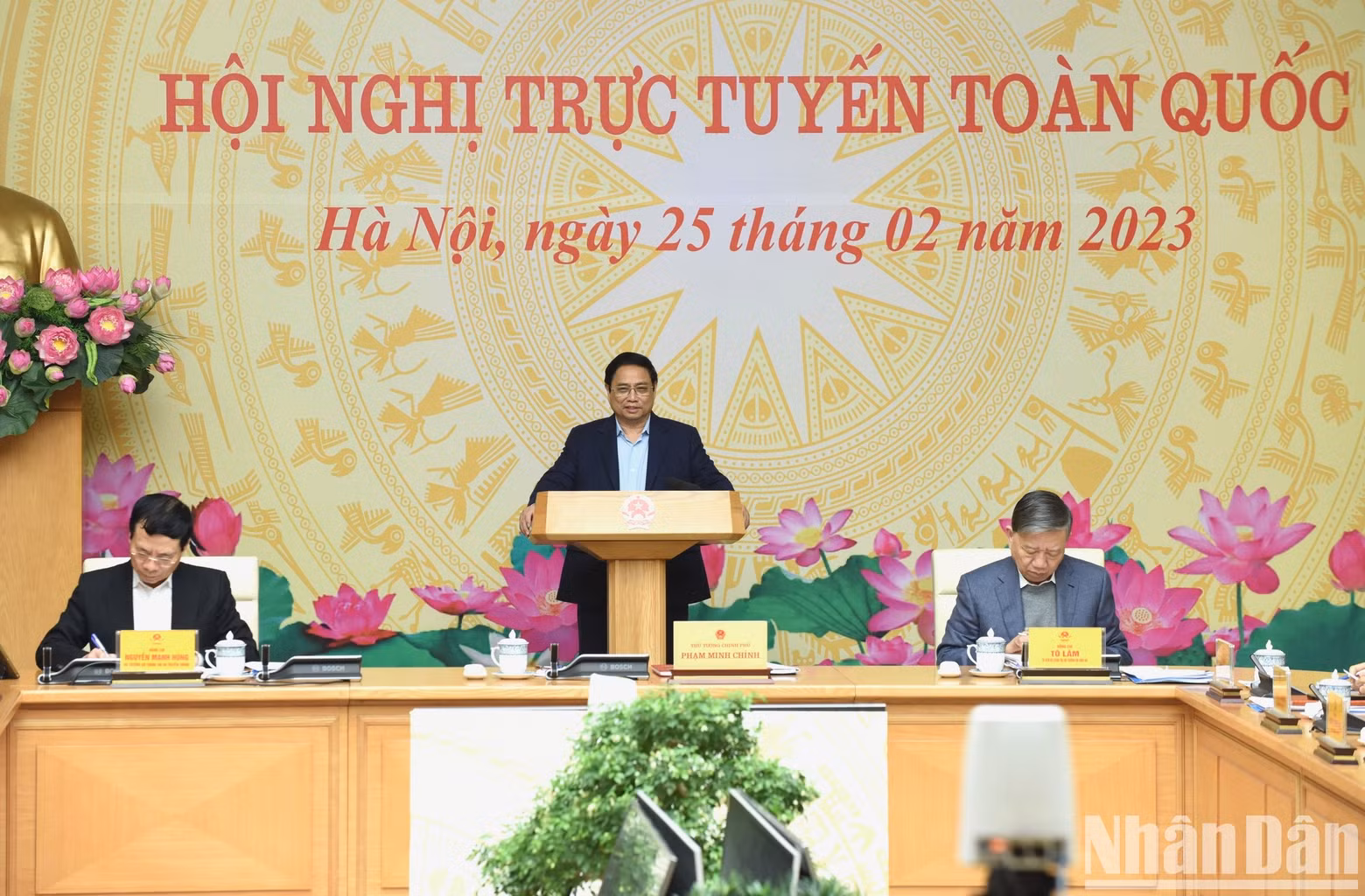 El primer ministro Pham Minh Chinh interviene en el evento.