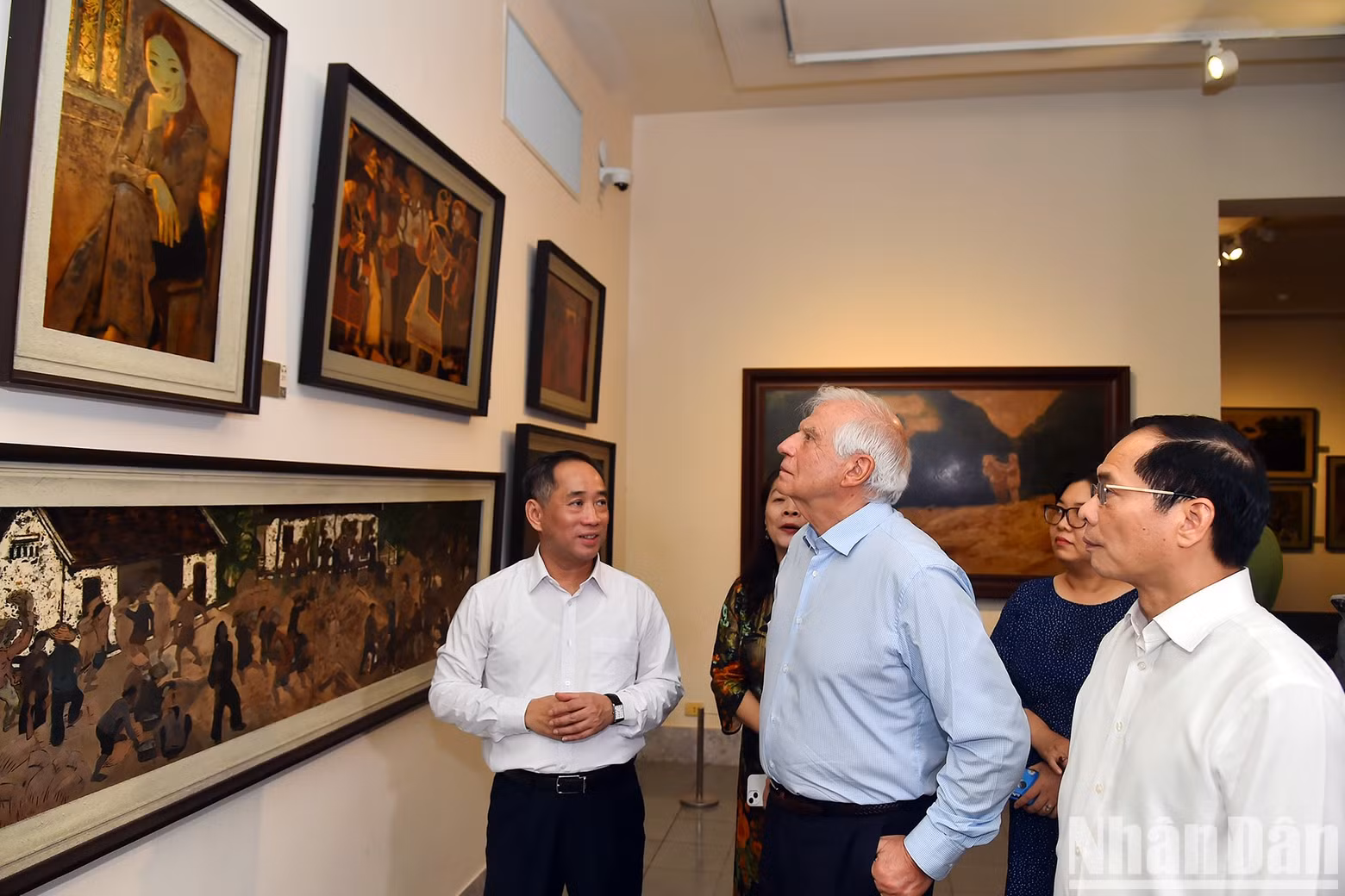 Los delegados observan las pinturas en el museo. Los delegados observan las pinturas en el museo.
