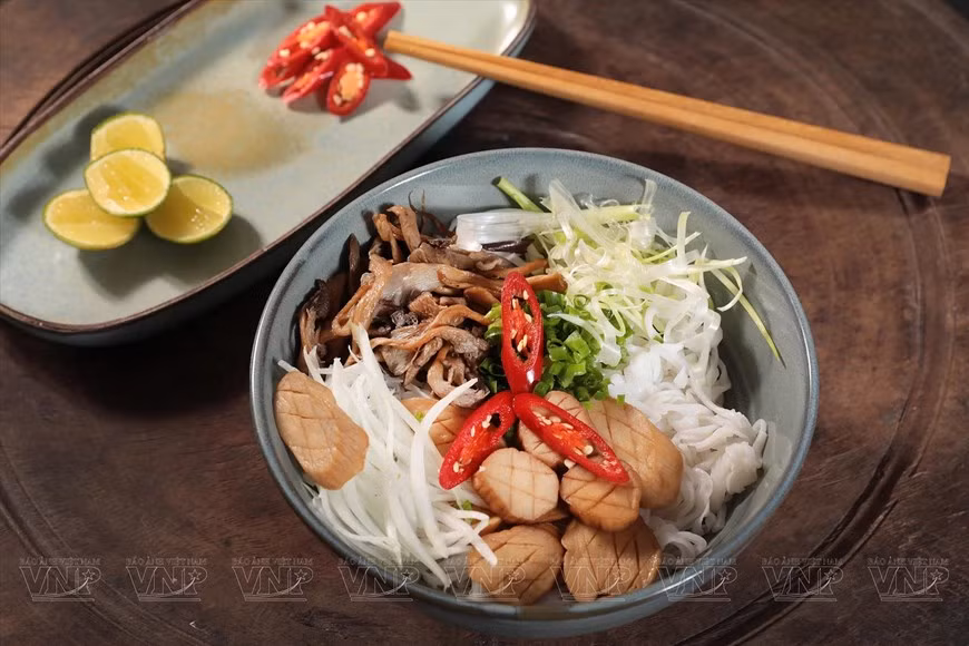 El plato de pho vegetariano. El plato de pho vegetariano.