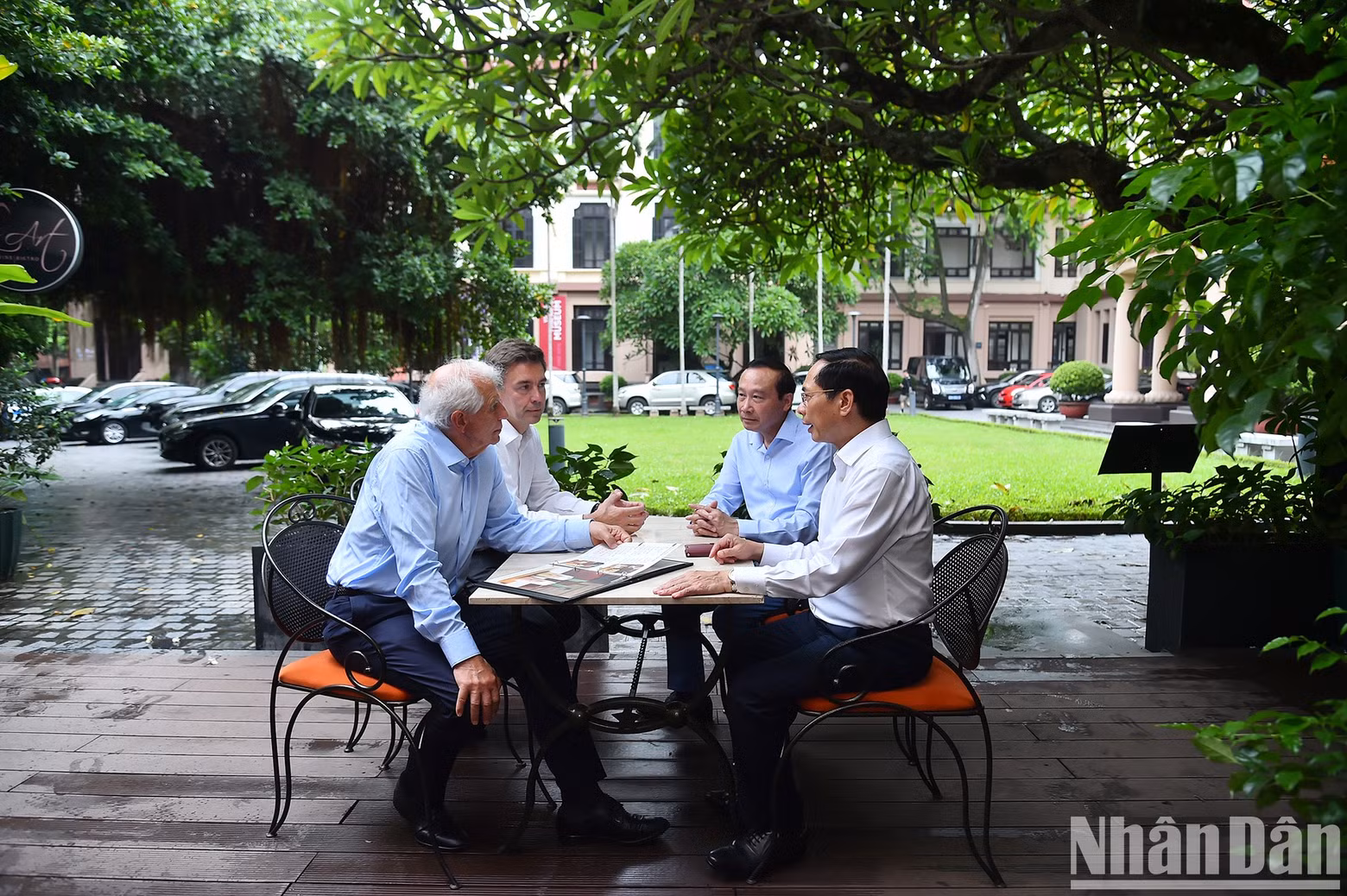 El canciller Bui Thanh Son, el vicepresidente de la CE, Josep Borell Fontelles, el embajador de Hanói en la UE, Nguyen Van Thao, y el embajador de la UE en Vietnam, Julien Guerrier, disfrutan de bebidas típicas vietnamitas en el campus del museo. El canciller Bui Thanh Son, el vicepresidente de la CE, Josep Borell Fontelles, el embajador de Hanói en la UE, Nguyen Van Thao, y el embajador de la UE en Vietnam, Julien Guerrier, disfrutan de bebidas típicas vietnamitas en el campus del museo.