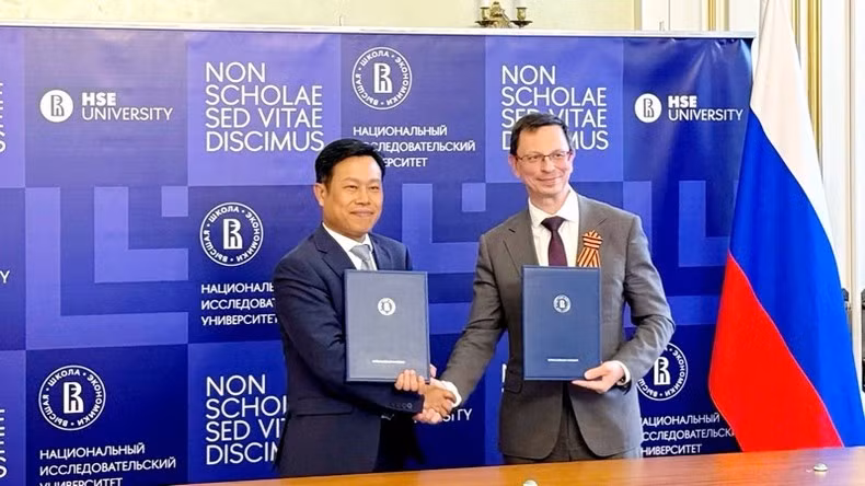 El director de la UNH, Le Quan, y el rector de la Universidad Nacional de Investigación (Escuela Superior de Economía), Nikita Yuryevich Anisimov, intercamban acuerdos de cooperación. (Foto: UNH)