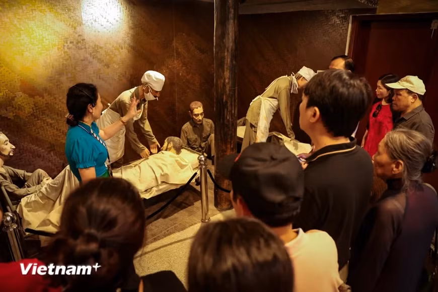 Otro espacio que también llama mucho la atención de los visitantes es la exhibición de labores médicas con maquetas de médicos y enfermeras atendiendo a soldados heridos en refugios, mostrando la dolorosa realidad de la guerra. Otro espacio que también llama mucho la atención de los visitantes es la exhibición de labores médicas con maquetas de médicos y enfermeras atendiendo a soldados heridos en refugios, mostrando la dolorosa realidad de la guerra.