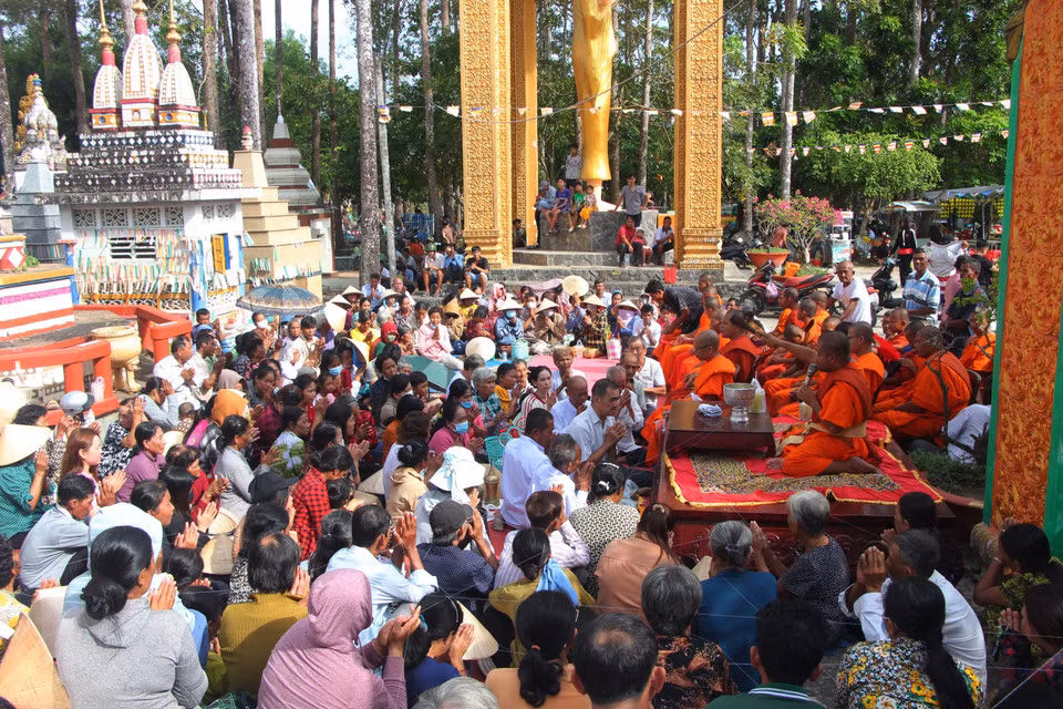 Miembros de la comunidad Khmer ofrecen comida a los monjes como una forma de transferir méritos a sus antepasados.