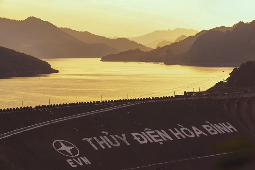El majestuoso paisaje montañoso en el atardecer de otoño en el lago Hoa Binh.