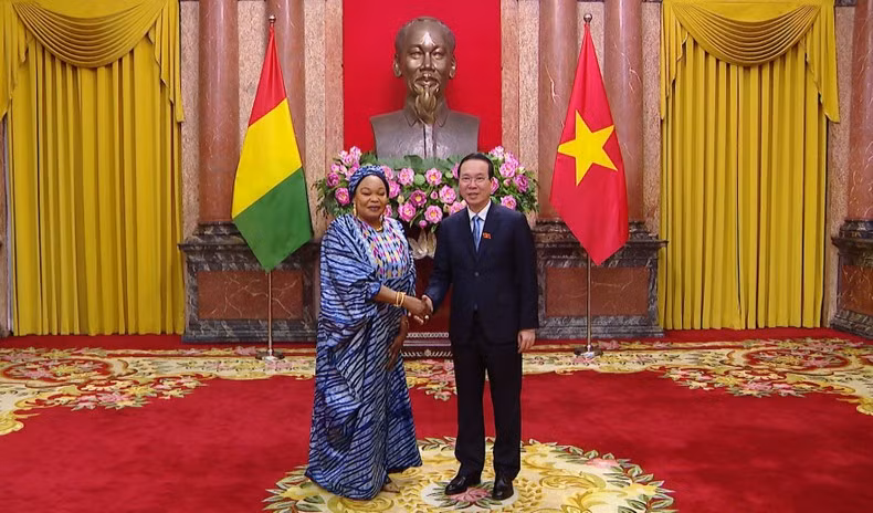 El presidente de Vietnam, Vo Van Thuong, recibe a la embajadora de Guinea, Aminata Koita.