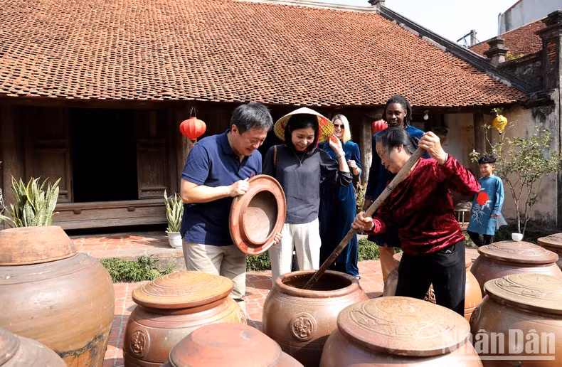 Practican el oficio tradicional de hacer salsa de soja en el pueblo de Duong Lam.
