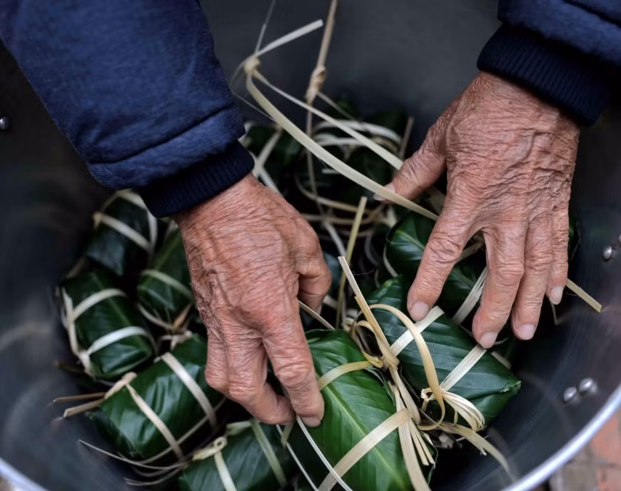 El cabeza de familia es quien arregla los pasteles y enciende la olla con agua para hervirlos.