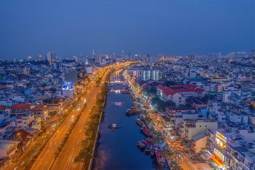La avenida Vo Van Kiet (también conocida como la Avenida Este-Oeste) es una carretera que conecta las provincias del Este y del Oeste, facilitando la estrecha conexión entre las localidades en la región económica clave del Sur.