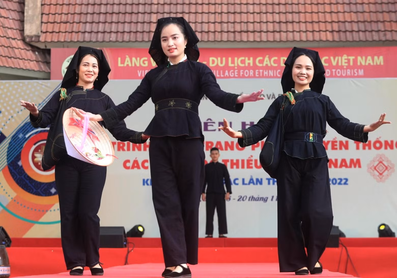 Trajes tradicionales de mujeres de la etnia Tay.