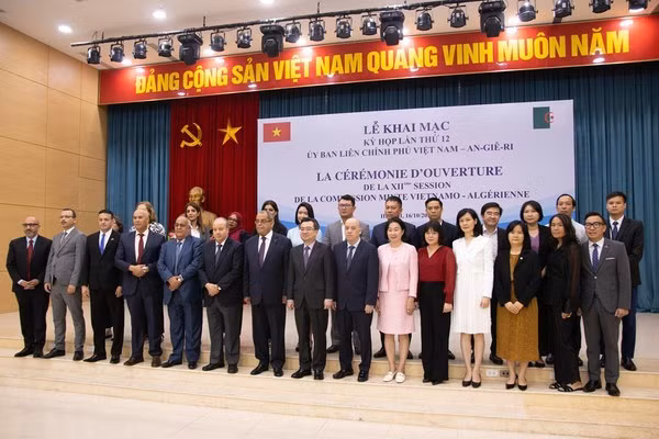 Los delegados en la XII Reunión del Comité Intergubernamental Vietnam-Argelia.