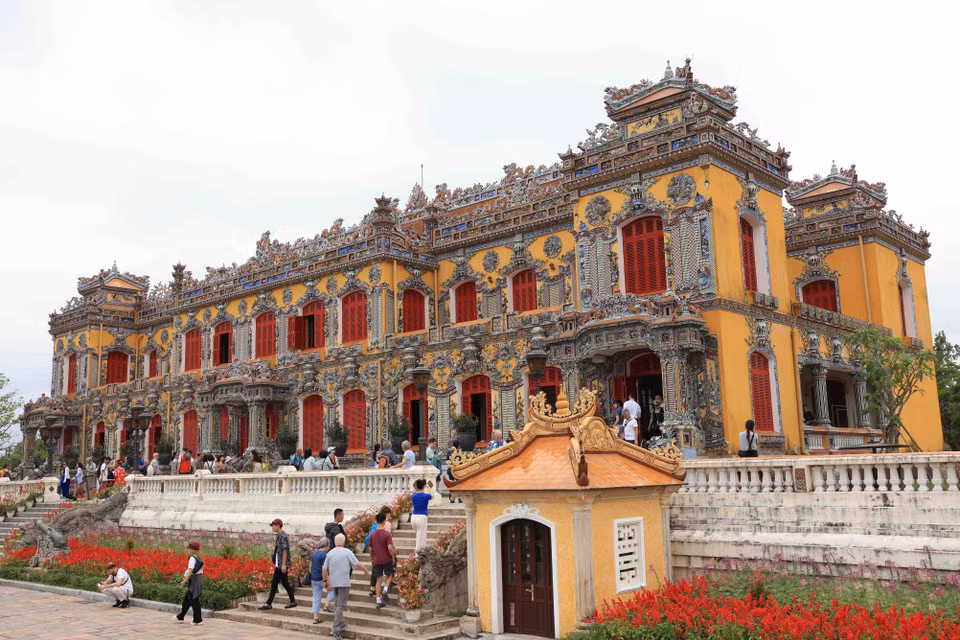 Turistas visitando el Palacio Kien Trung en la Ciudad Imperial de Hue.