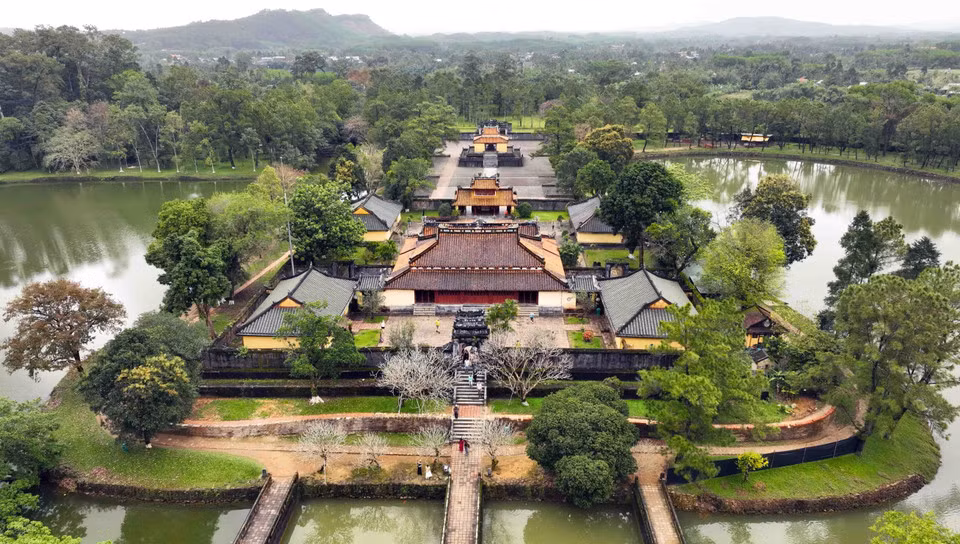 La Tumba Minh Mang (Hieu Lang), ubicada en la montaña Cam Ke, comuna de Huong Tho, ciudad de Huong Tra, es un destino popular entre los turistas que visitan la antigua capital de Hue.