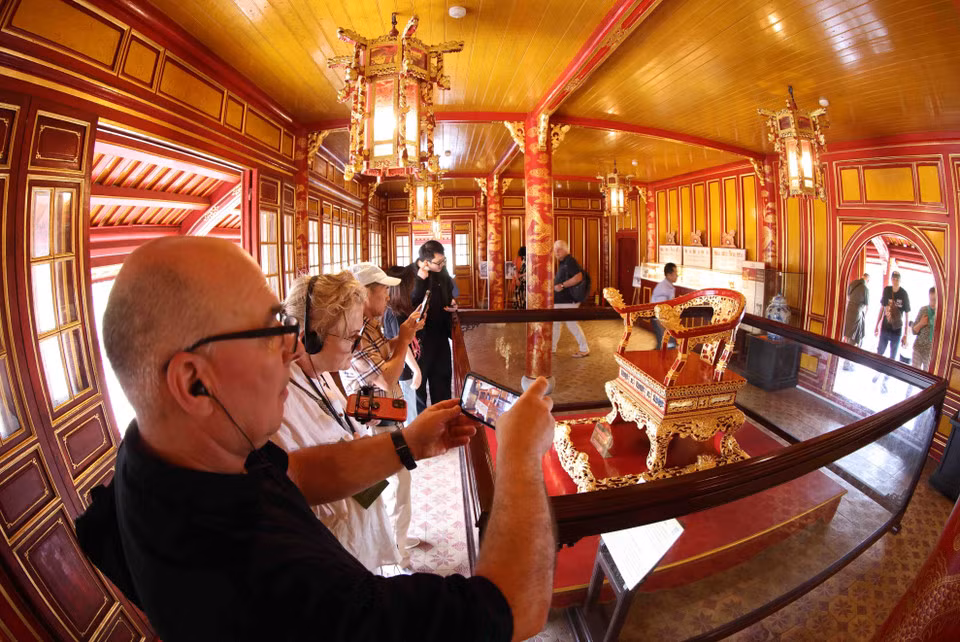 Visitantes en el Pabellón Ngu Phung de la Ciudad Imperial de Hue.