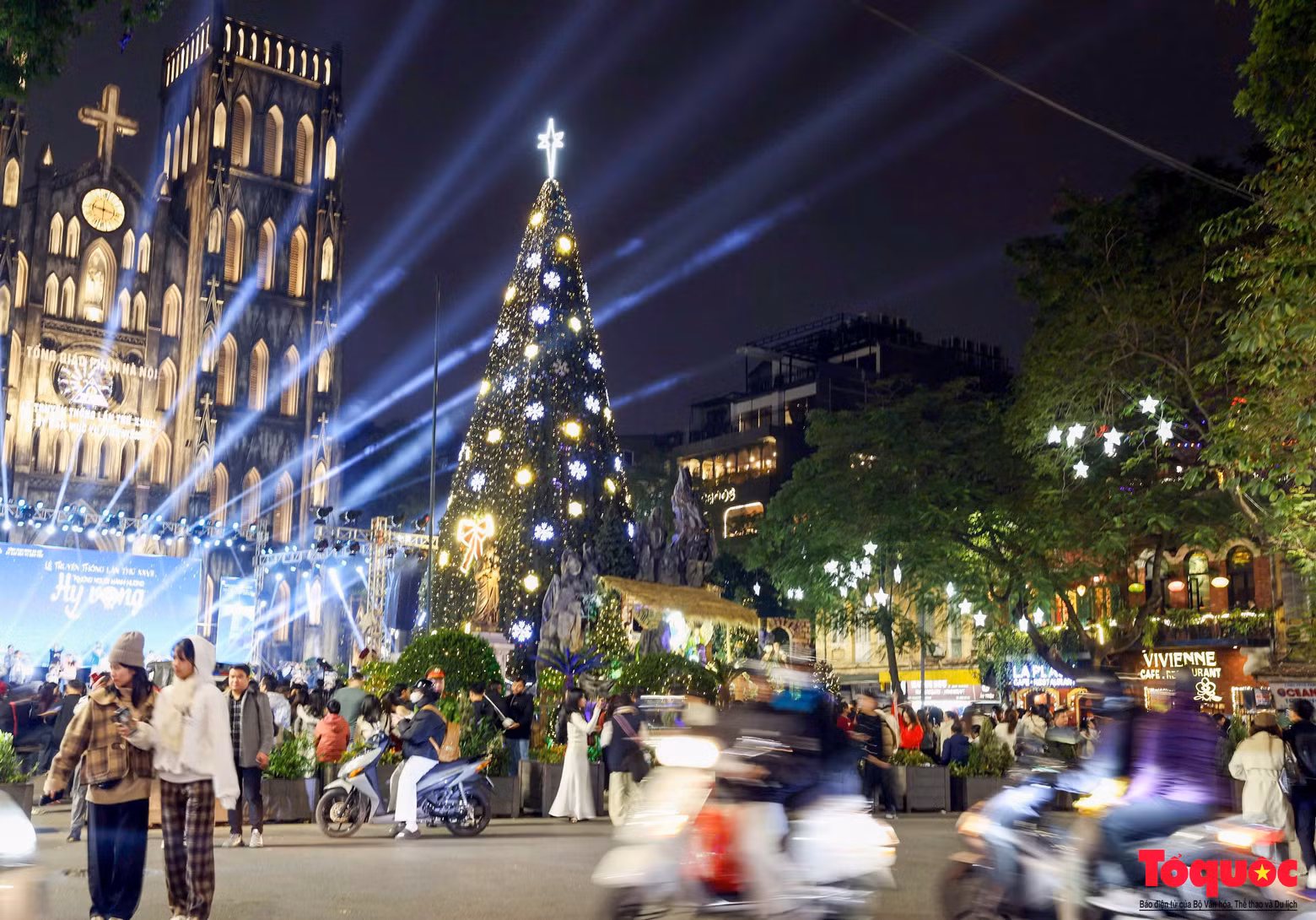 La Catedral de San José de Hanói, situada en el centro del distrito de Hoan Kiem, es un destino muy frecuentado por los jóvenes en Navidad.