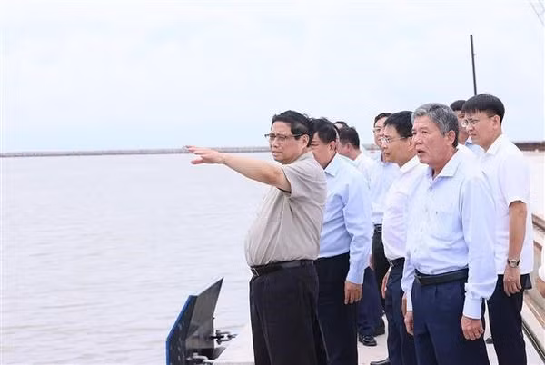 El primer ministro, Pham Minh Chinh, y su comitiva inspeccionan la zona económica de Dinh An. El primer ministro, Pham Minh Chinh, y su comitiva inspeccionan la zona económica de Dinh An.