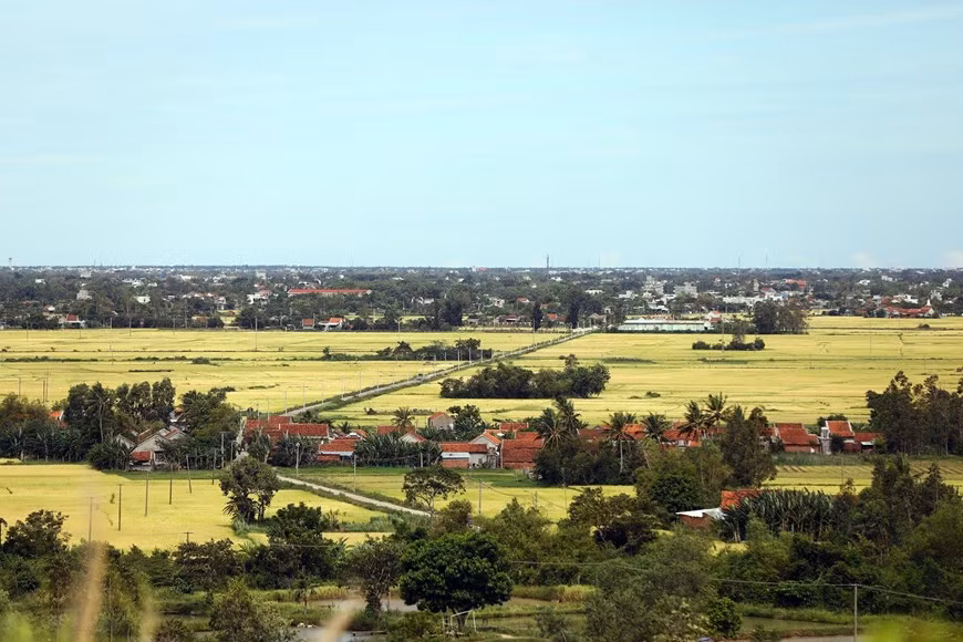 Las aldeas están situadas entre campos de arroz dorados en el distrito de Tay Hoa.