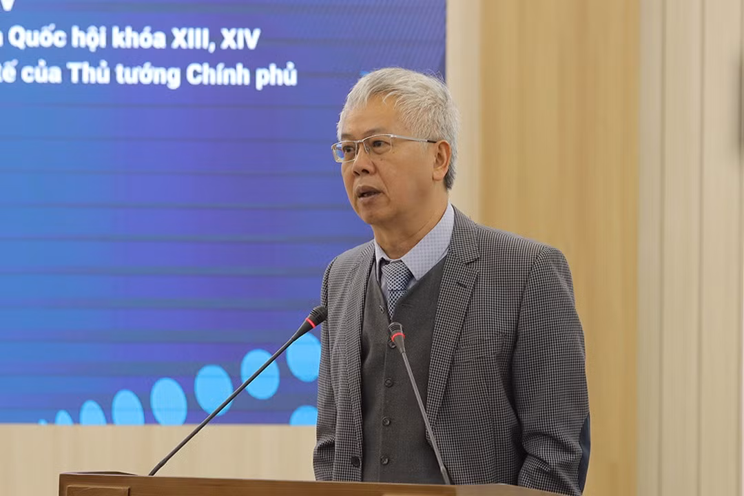 Nguyen Duc Kien, presidente del Consejo Científico del Instituto IDS, exjefe de la Comisión de Asuntos Económicos de la Asamblea Nacional, exjefe del Grupo Asesor del Primer Ministro, habla en el evento.