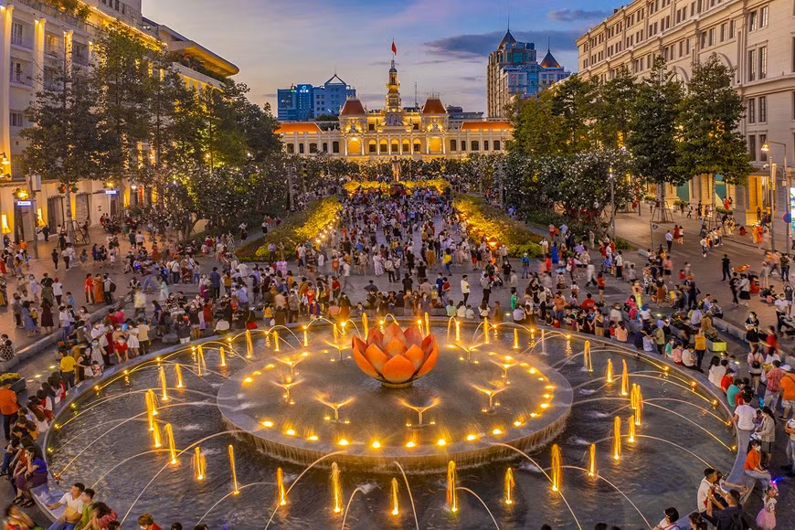 La sede del Comité Popular de Ciudad Ho Chi Minh es una de las obras clásicas de la urbe. Se construyó del 1898 al 1909 y fue diseñado por el arquitecto Femand Gardès.