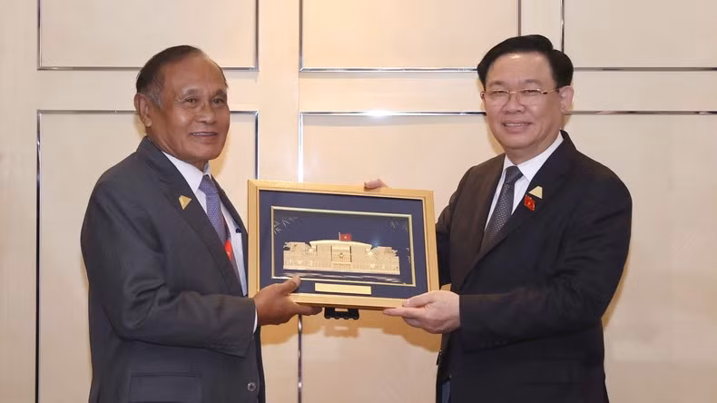 Dinh Hue entrega un regalo de reucerdo al dirigente camboyano.