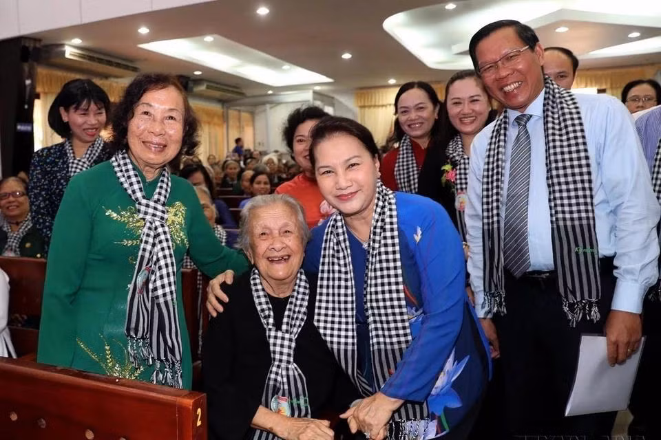 La presidenta de la Asamblea Nacional Nguyen Thi Kim Ngan con ex jóvenes voluntarias en un encuentro del "Ejército de pelo largo" con motivo del 60 aniversario del movimiento Dong Khoi en la provincia de Ben Tre y el centenario del natalicio de la heroína de las Fuerzas Armadas, Nguyen Thi Dinh (2020). Foto: VNA La presidenta de la Asamblea Nacional Nguyen Thi Kim Ngan con ex jóvenes voluntarias en un encuentro del "Ejército de pelo largo" con motivo del 60 aniversario del movimiento Dong Khoi en la provincia de Ben Tre y el centenario del natalicio de la heroína de las Fuerzas Armadas, Nguyen Thi Dinh (2020). Foto: VNA