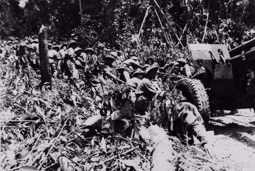 Los soldados de artillería superaron valientemente todas las dificultades, tirando con ambas manos cañones de muchas toneladas al campo de batalla. (Foto: archivos de VNA)