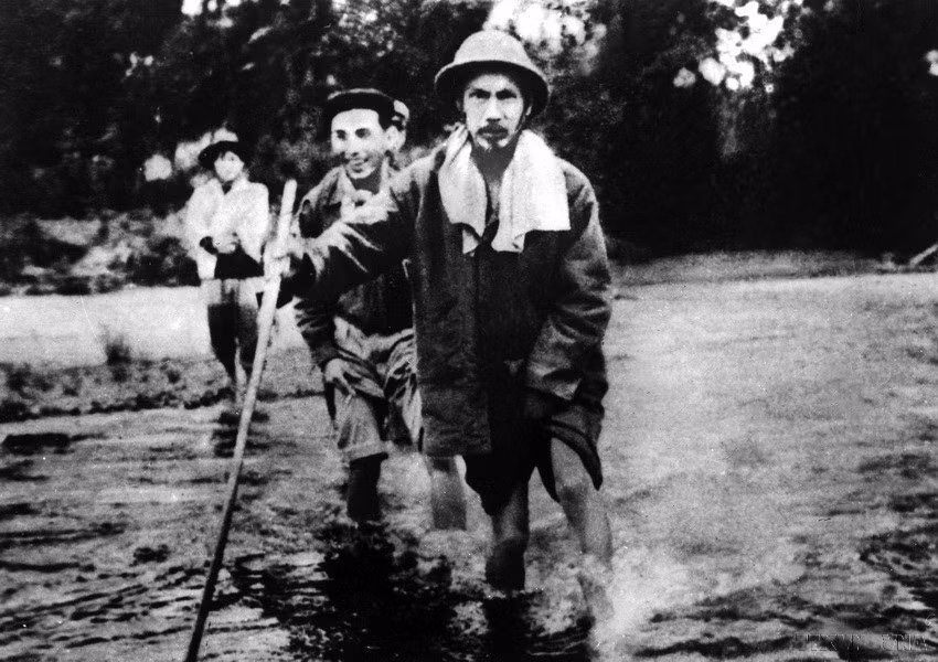 El Presidente Ho Chi Minh en camino a la Campaña Fronteriza en 1950.