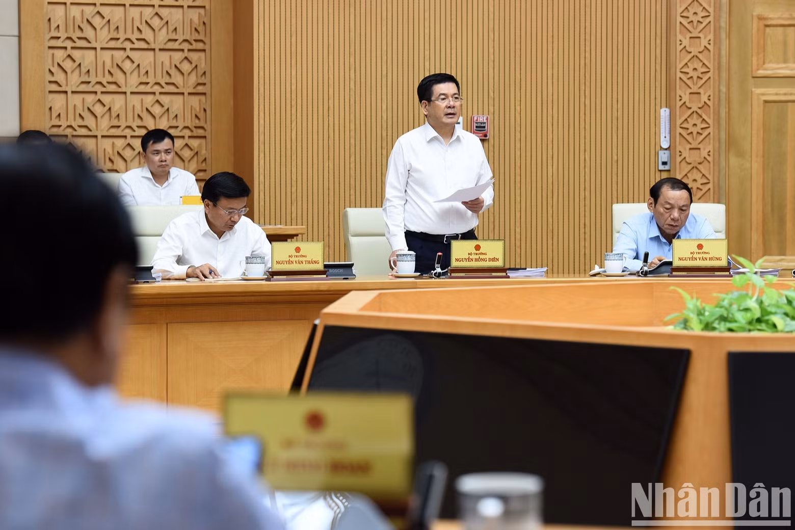 El ministro de Industria y Comercio, Nguyen Hong Dien, habla. El ministro de Industria y Comercio, Nguyen Hong Dien, habla.