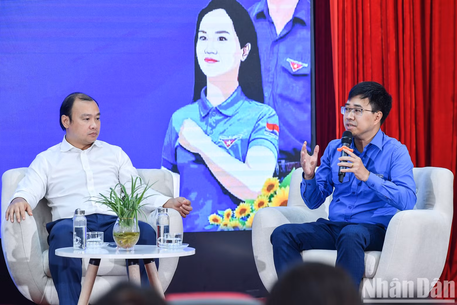 Bui Hoang Tung interviene en el evento.
