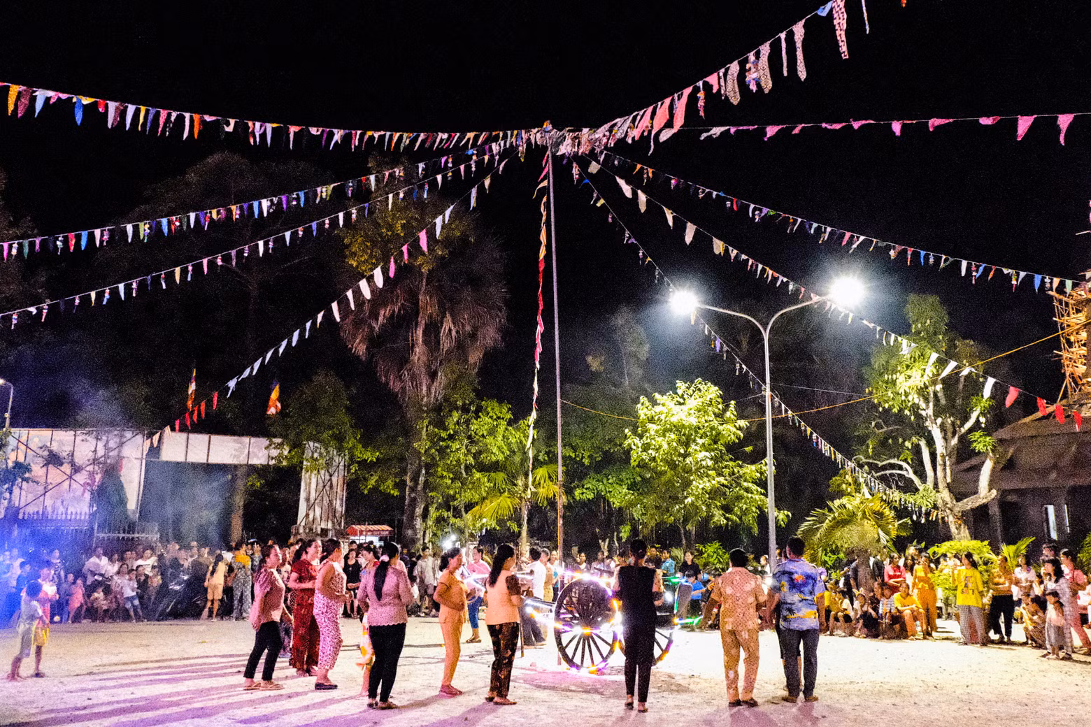 Las fiestas que celebra el pueblo jemer no estarían completas sin actuaciones artísticas. Por la noche, las bandas tocan mientras la multitud se reúne en círculos para cantar y bailar danzas tradicionales. El Pin Peat es un conjunto de instrumentos musicales tradicionales fabricados con cinco materiales: bronce, hierro, madera, cuero y viento.