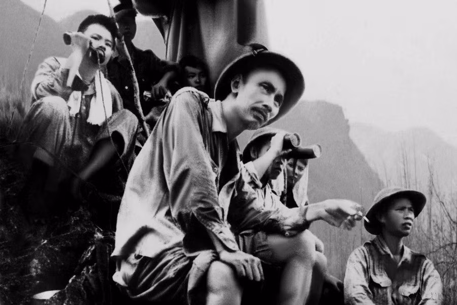 El Presidente Ho Chi Minh sigue de cerca el avance de la batalla contra las bases enemigas en Dong Khe, que dio inicio a la Campaña Fronteriza (16 de septiembre de 1950).