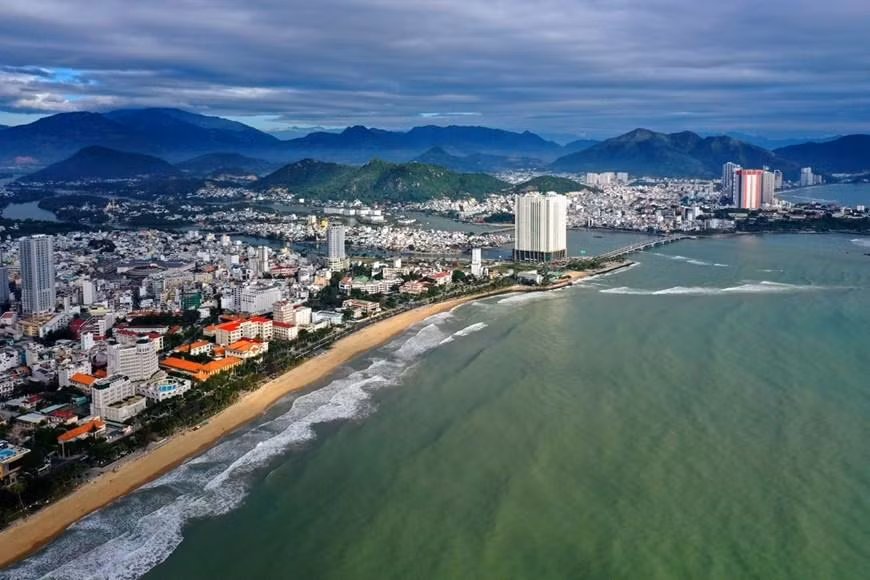 La ciudad costera de Nha Trang, centro sociopolítico, económico, cultural y científico-tecnológico de la provincia vietnamita de Khanh Hoa, se considera la "Perla del Lejano Oriente" al poseer una larga costa, una de las bahías más bellas en el mundo y un clima tropical. La ciudad costera de Nha Trang, centro sociopolítico, económico, cultural y científico-tecnológico de la provincia vietnamita de Khanh Hoa, se considera la "Perla del Lejano Oriente" al poseer una larga costa, una de las bahías más bellas en el mundo y un clima tropical.