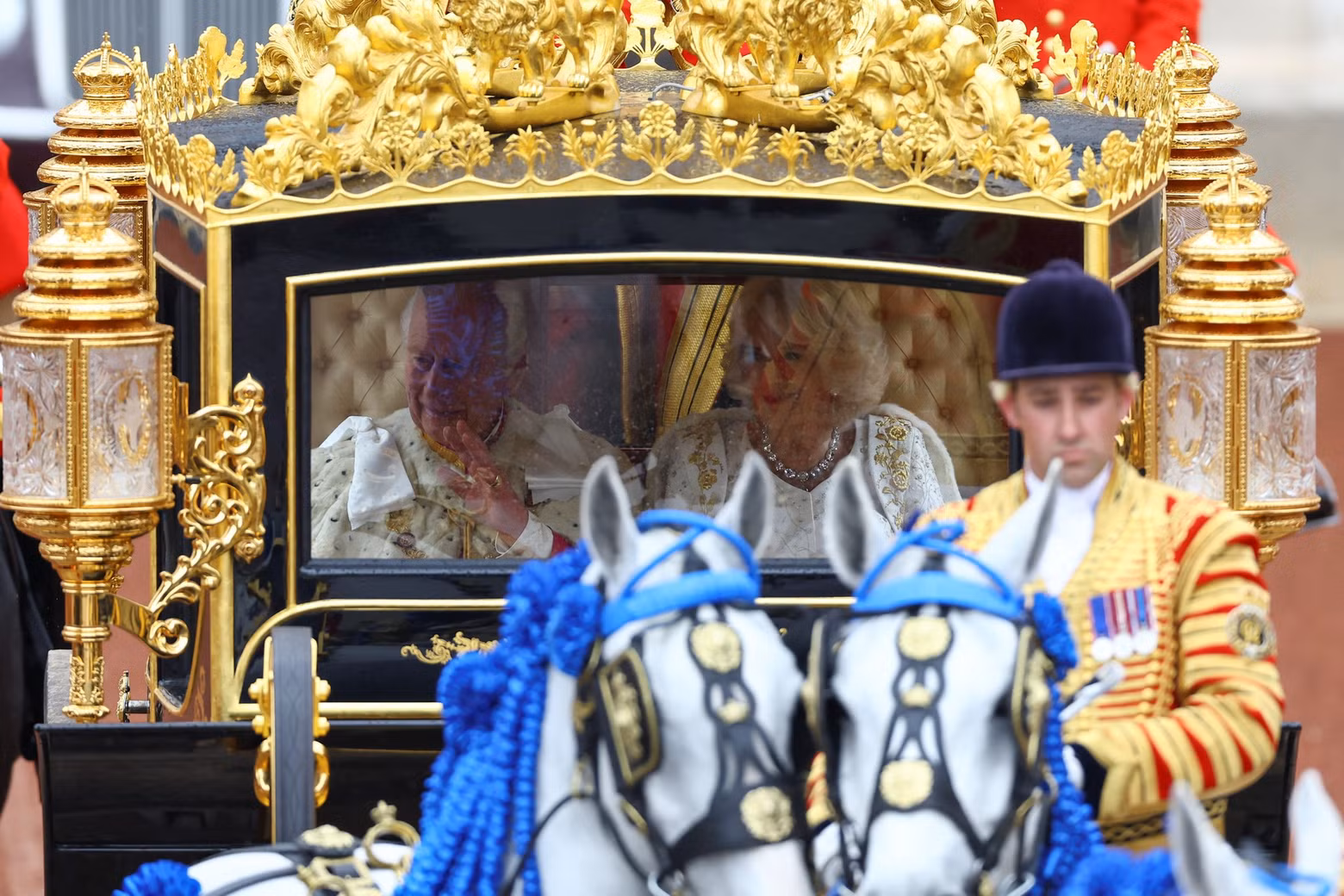El rey Carlos III y la reina Camila abordan la carroza del Jubileo de Diamante para ir desde el Palacio de Buckingham hasta la Abadía de Westminster.