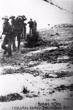 Las unidades del 126º Regimiento toman el control de la isla Sinh Ton en el archipiélago de Truong Sa, el 28 de abril de 1975.