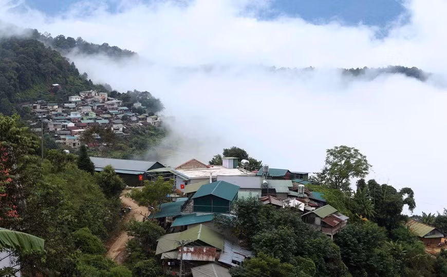 Un rincón de una aldea en la comuna fronteriza de Ka Lang en medio del bosque y las montañas en la región noroeste. Un rincón de una aldea en la comuna fronteriza de Ka Lang en medio del bosque y las montañas en la región noroeste.