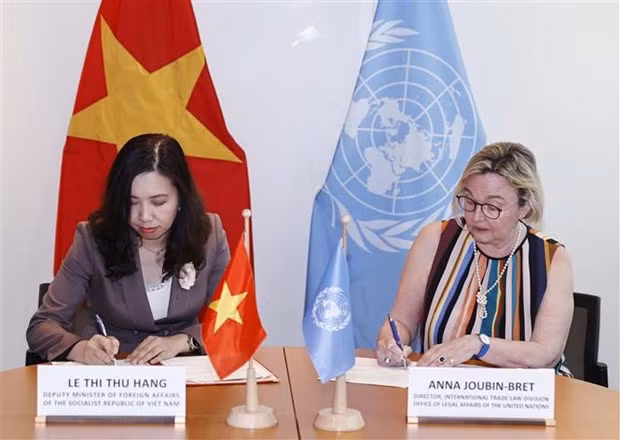 Firma de un memorando de entendimiento sobre cooperación entre la Cancillería vietnamita y la Secretaría de la CNUDMI. Firma de un memorando de entendimiento sobre cooperación entre la Cancillería vietnamita y la Secretaría de la CNUDMI.