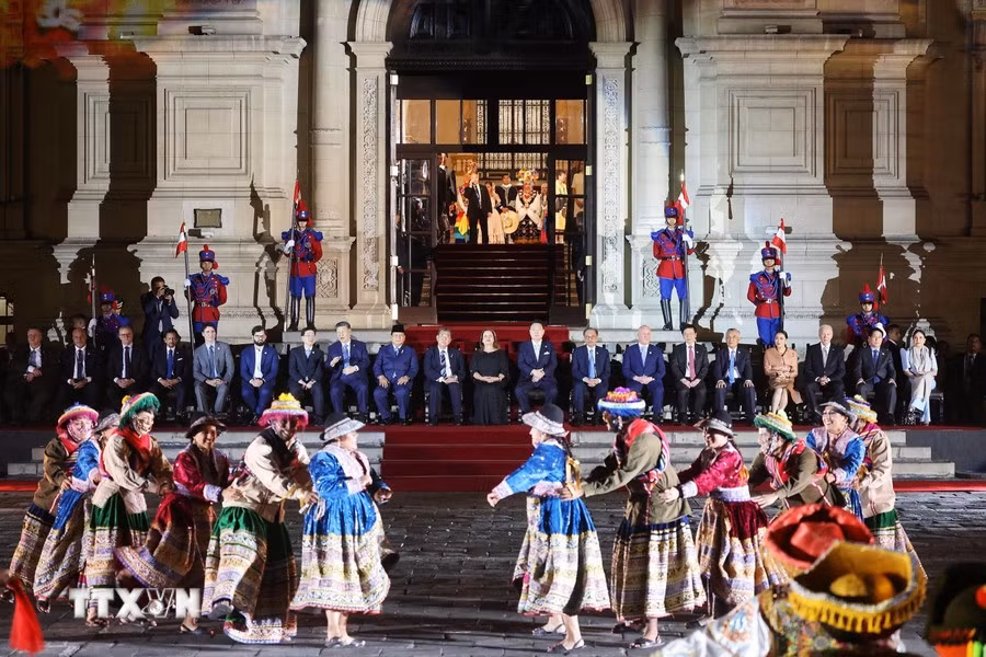 El presidente Luong Cuong y los líderes de APEC disfrutan el programa artístico en el banquete. El presidente Luong Cuong y los líderes de APEC disfrutan el programa artístico en el banquete.
