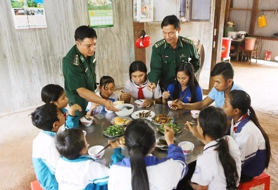 El modelo "Cocina de amor" fue desplegado en 2018 por oficiales y soldados de la estación de la Guardia Fronteriza en la puerta fronteriza internacional de Le Thanh (Gia Lai) para ayudar a los estudiantes en circunstancias difíciles.