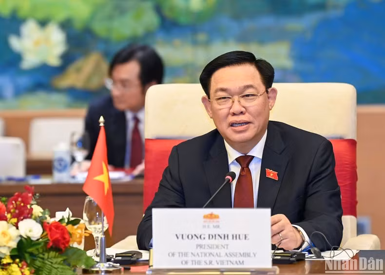 Dinh Hue habla en la cita.