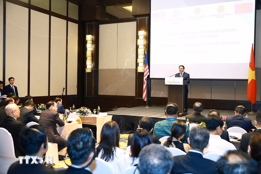 El primer ministro Pham Minh Chinh en el Encuentro Empresarial Vietnam-Malasia en Kuala Lumpur el 25 de mayo. (Foto: VNA)