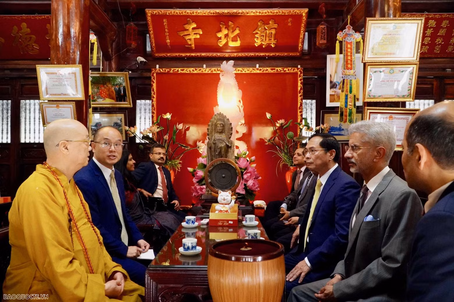 Los dos ministros conversaron con el Venerable Thich Thanh Nha, Abad de la Pagoda Tran Quoc, sobre los antiguos lazos e interrelaciones culturales y religiosas, especialmente budistas, entre ambas naciones.